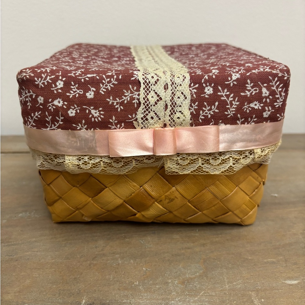 Vintage basket with lid